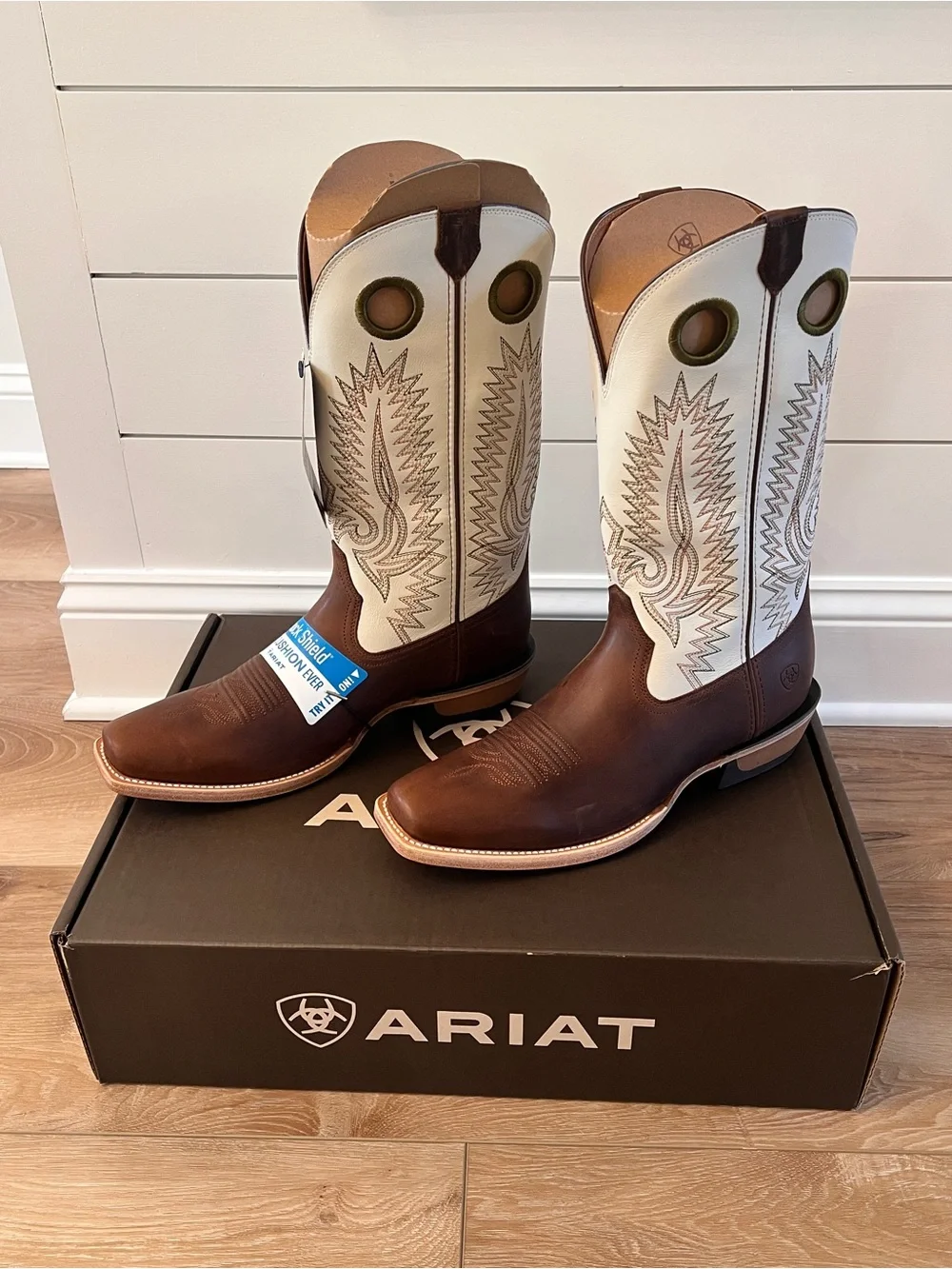 NIB Ariat Southland Distressed Brown and Crema Men's Boots 9M Western Boots
